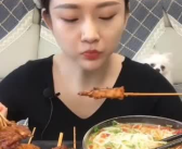 两位小姐姐吃冰棒图片,两位小姐姐共享冰棒清凉时光